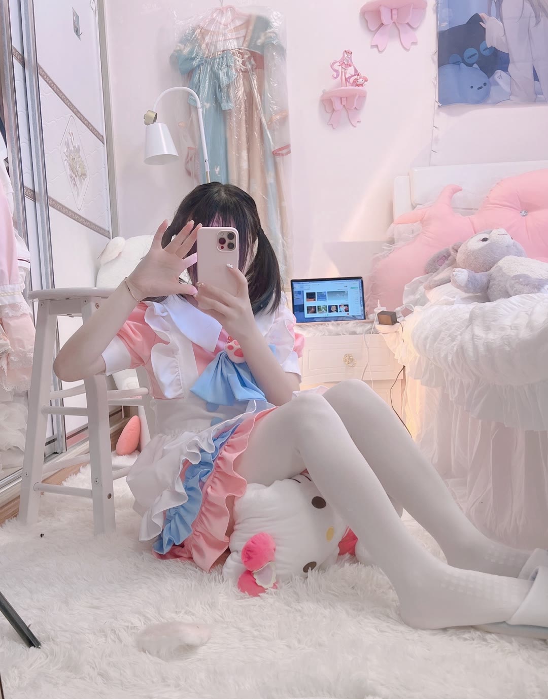 在房间拍照的超可爱白丝双马尾小萝莉插图2