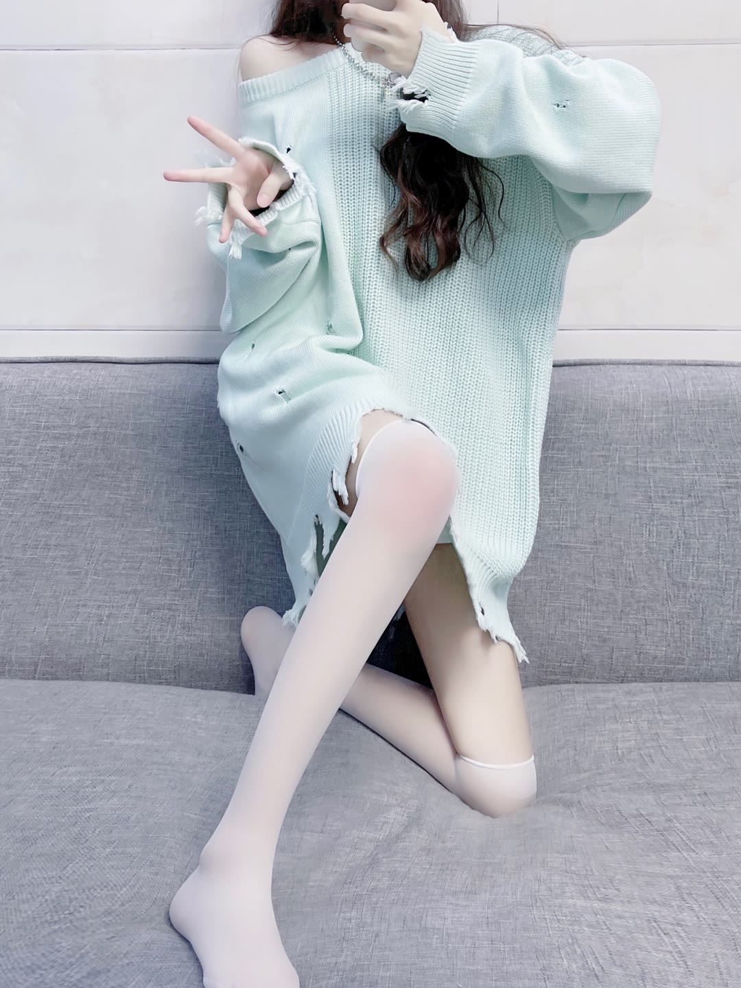 露肩破洞毛衣的白丝超透肉小姐姐插图4