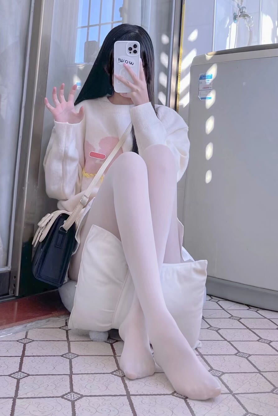 在角落的白丝超短裙大长腿小萝莉-百云游资源网