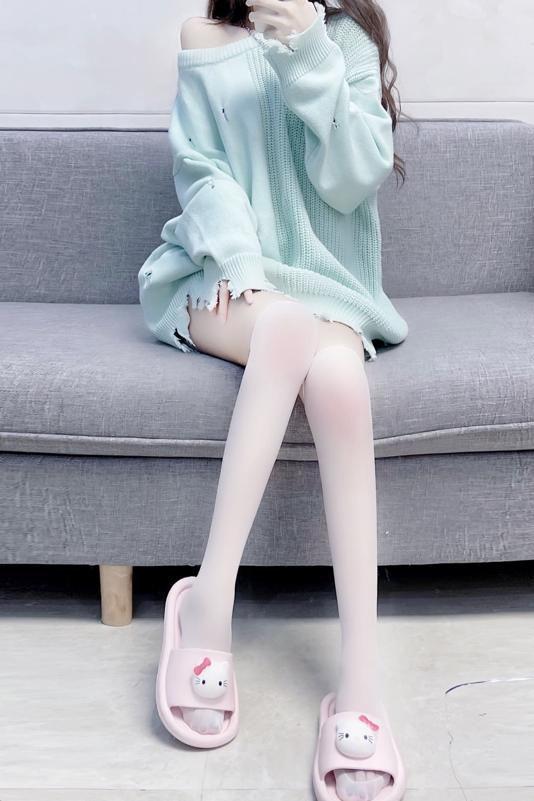 露肩破洞毛衣的白丝超透肉小姐姐插图5