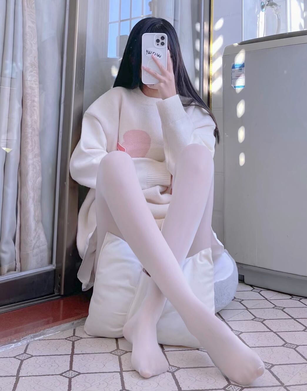 在角落的白丝超短裙大长腿小萝莉-百云游资源网