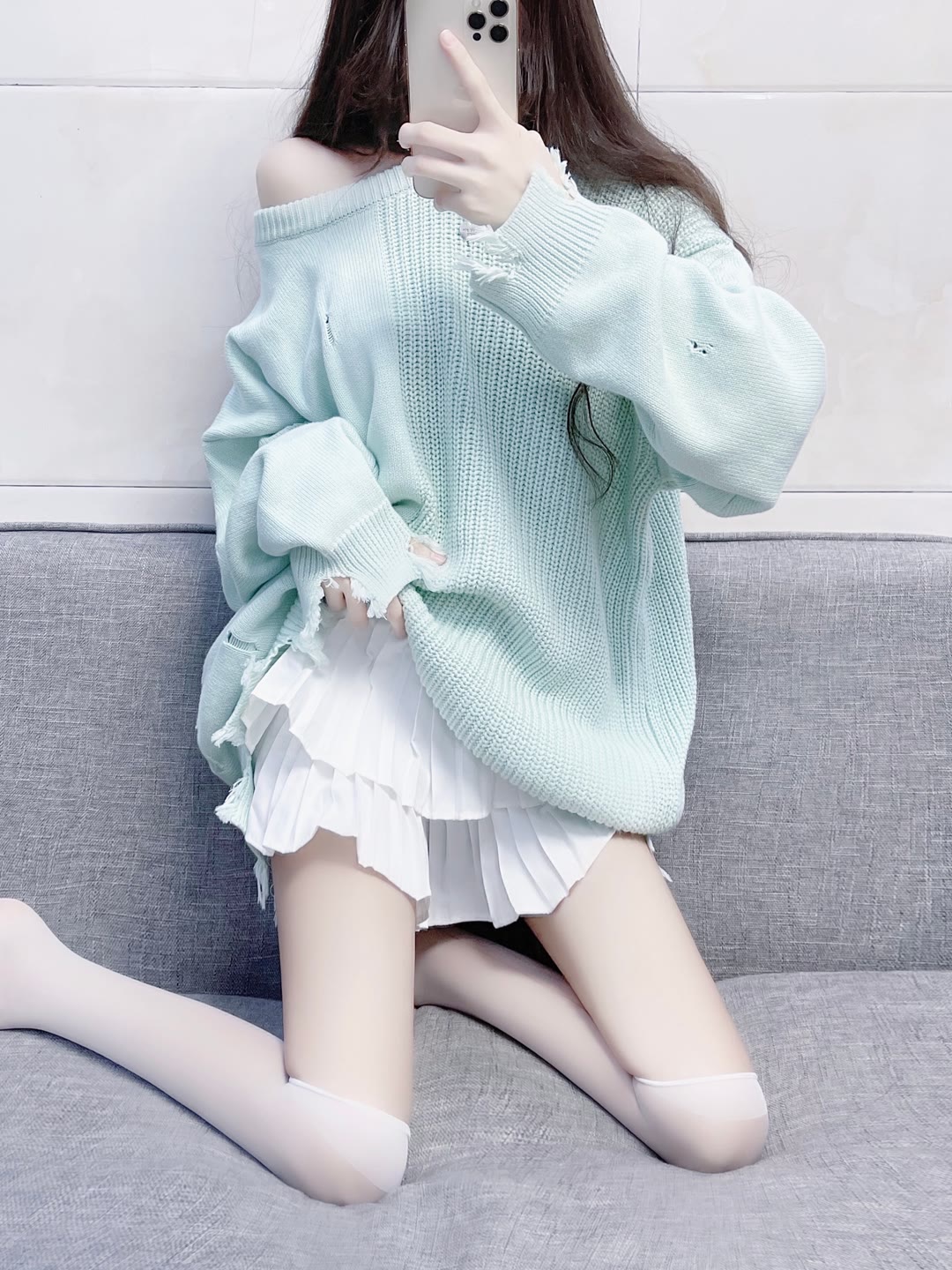 露肩破洞毛衣的白丝超透肉小姐姐-百云游资源网