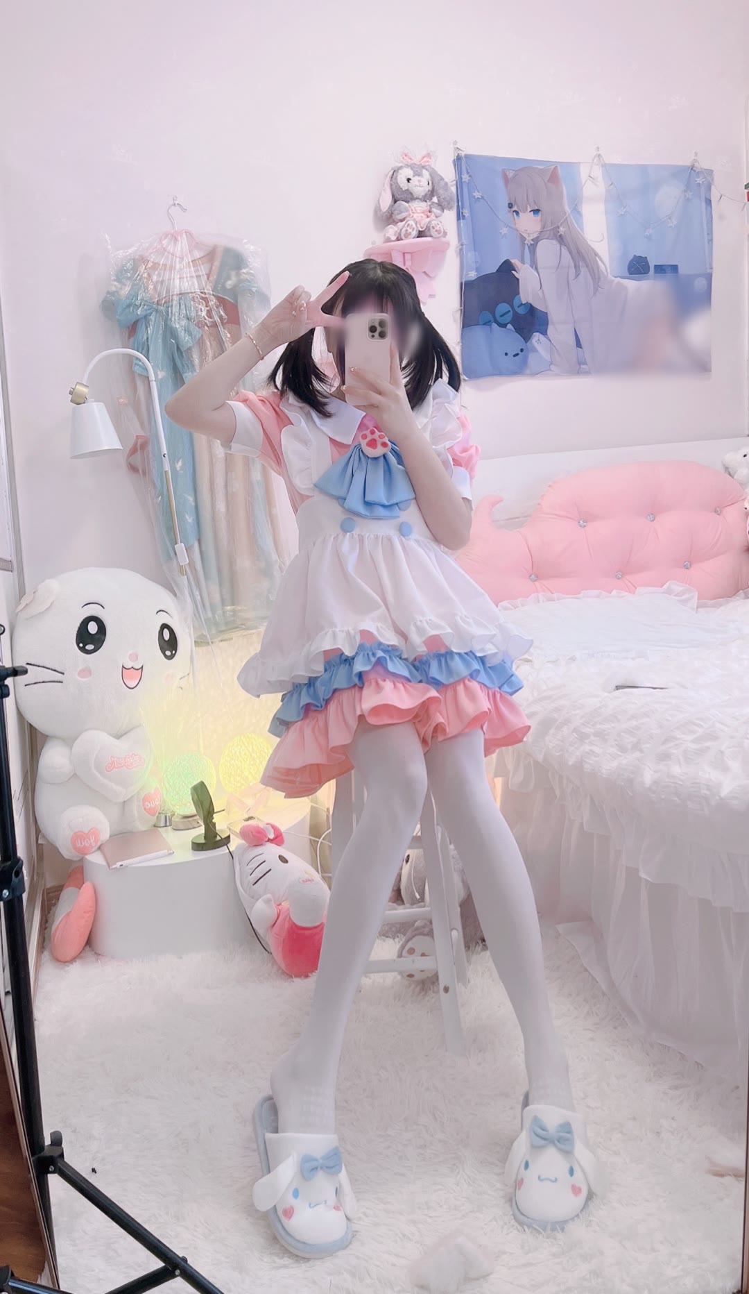 在房间拍照的超可爱白丝双马尾小萝莉插图4