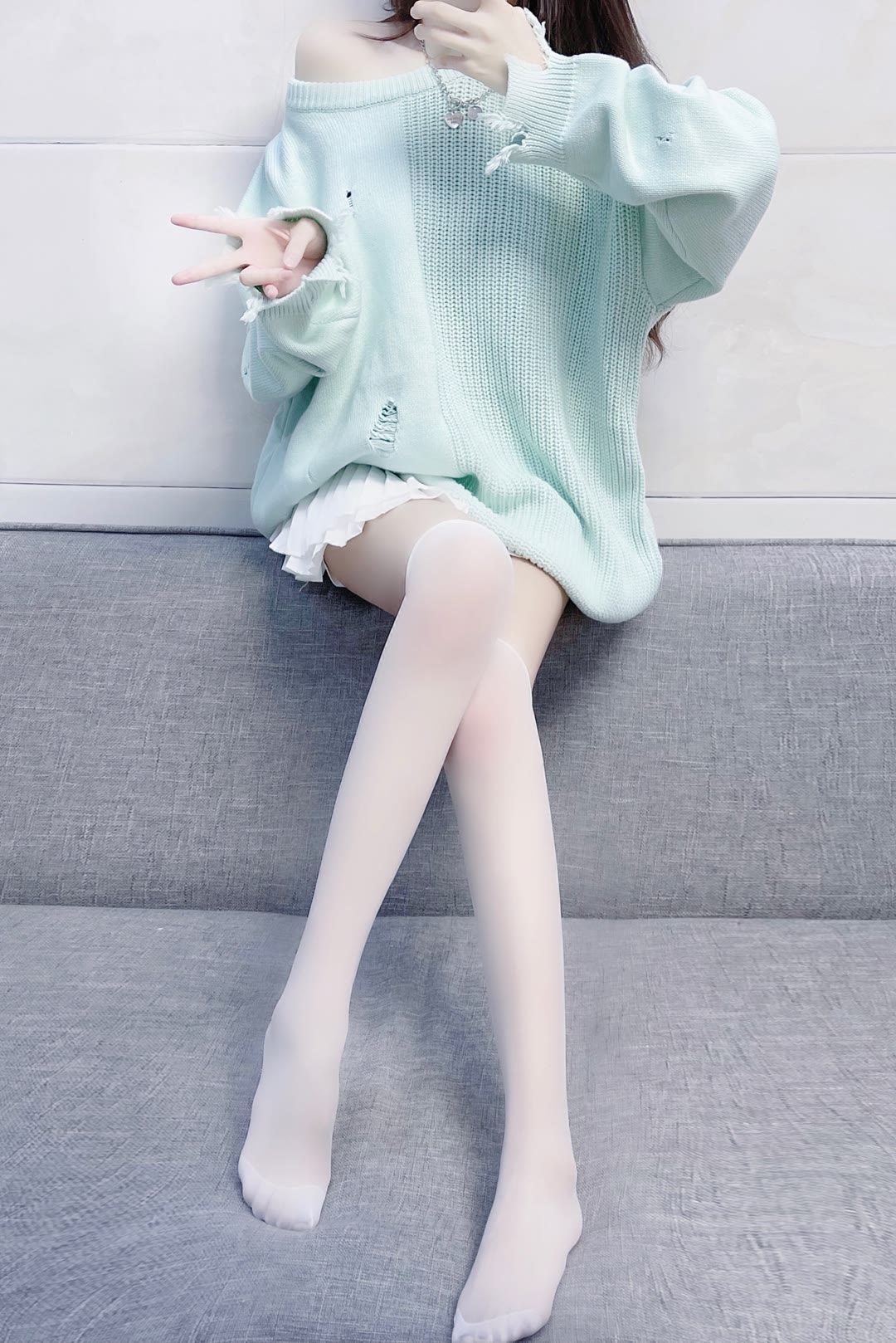 露肩破洞毛衣的白丝超透肉小姐姐插图2