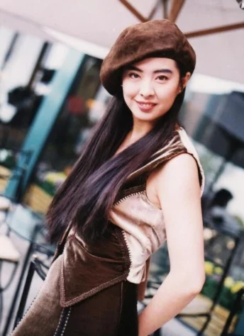 “山寨版王祖贤”:只有17岁,街头卖鱼走红,赚钱补贴家用插图1 “山寨版王祖贤”:只有17岁,街头卖鱼走红,赚钱补贴家用插图1